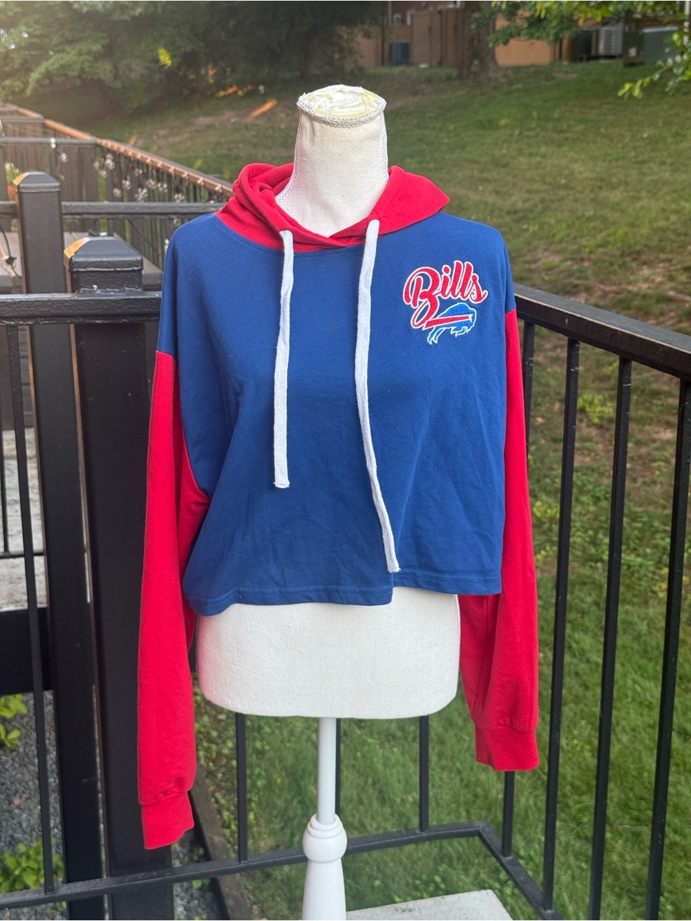 NFL Team Apparel Buffalo Bills Cropped Hooded Pullover Size Medium